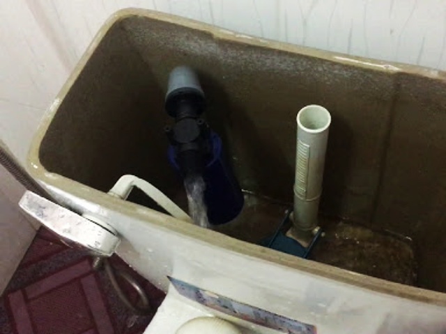 Khi n&agrave;o th&igrave; tự lắp đặt bộ xả bồn cầu