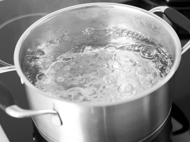 Xử l&yacute; rong r&ecirc;u trong ống sinh hoạt bằng nước n&oacute;ng