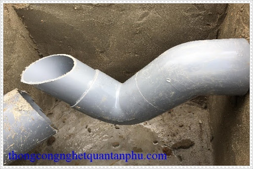 Rong r&ecirc;u b&aacute;m v&agrave;o ống nước