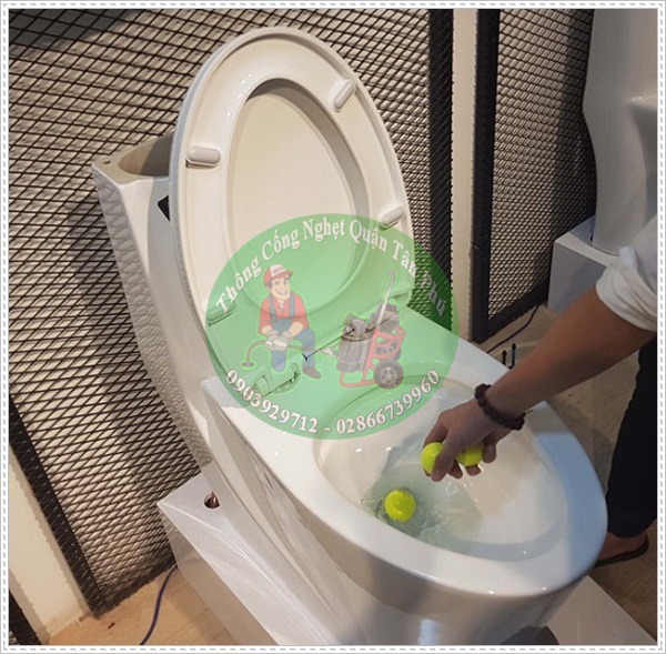 Bồn cầu nước xuống chậm.