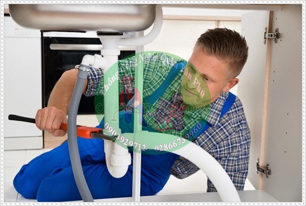 Dịch vụ th&ocirc;ng nghẹt bồn rửa ch&eacute;n.