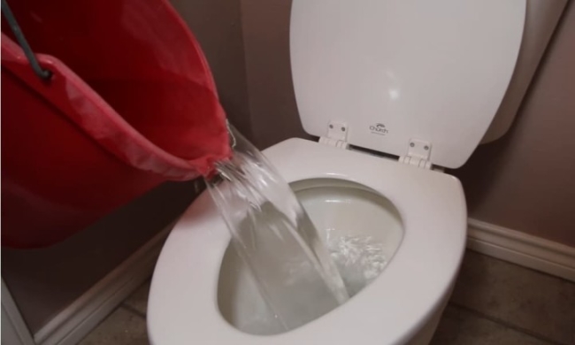 Xử lý bồn cầu bị nghẹt giấy tại nhà bằng áp lực nước tự nhiên