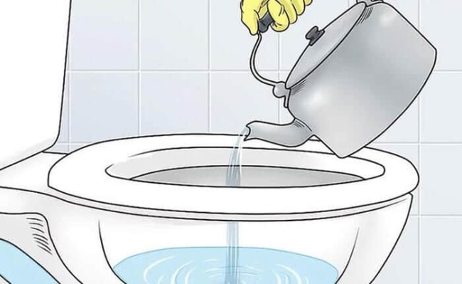 Xử lý bồn cầu bị nghẹt giấy tại nhà bằng nước sôi và xà phòng rửa chén