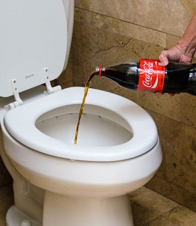 Xử lý bồn cầu bị nghẹt giấy tại nhà bằng Coca Cola