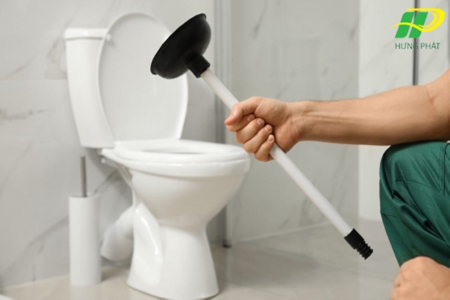 Xử lý bồn cầu bị nghẹt giấy tại nhà bằng Piston